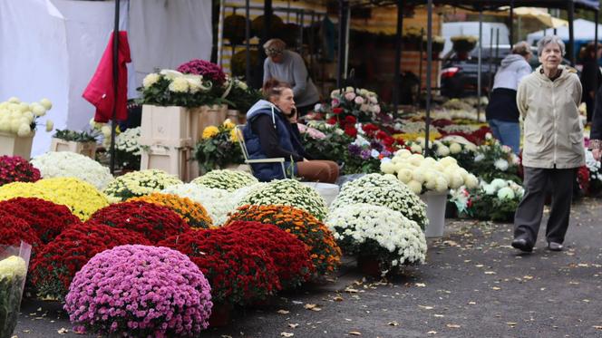 Trwają ostatnie przygotowania. Lublinianie sprzątają groby na 1 listopada