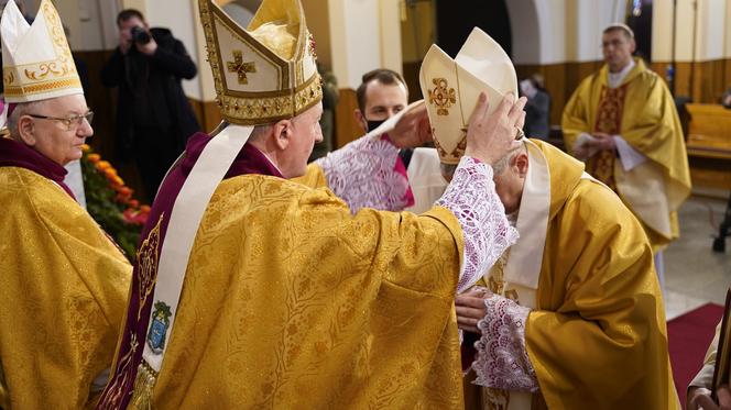 Nowy biskup zdradził, o czym myślał w czasie święceń. WZRUSZAJĄCY wpis