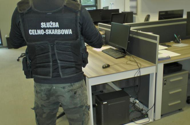 KAS rozbiła grupę przestępczą. Chodzi o fałszowanie faktur VAT. 10 osób zatrzymanych. Znaleziono broń i narkotyki