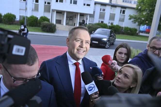 Karol Nawrocki przyjechał do TVP. Symboliczny gest i mocne wsparcie z zaplecza