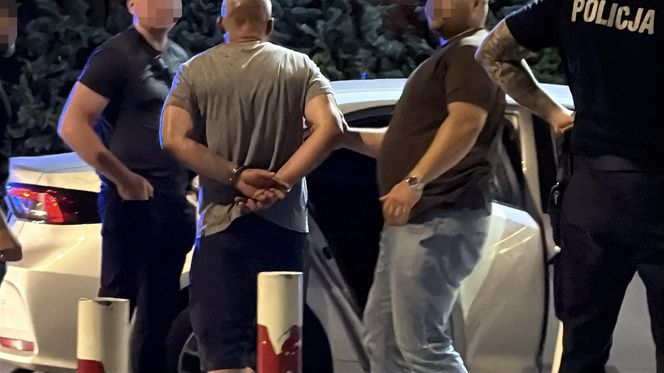 Atak ostrym narzędziem na Białołęce. Pod drzwiami pełno śladów krwi