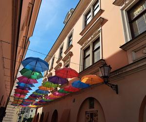 Tarnowskie Umbrella Sky na ul. Piekarskiej