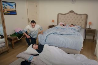 Alper zboczeńcem! Rankiem zakradnie się do sypialni kobiet.