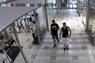 Ci mężczyźni okradli jeden ze sklepów w grudziądzkiej galerii handlowej! Poznajesz ich? [WIDEO]