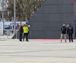 Mężczyzna wszedł na pomnik smoleński