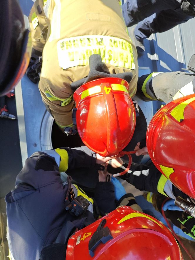 Dramatyczna akcja ratunkowa w Warszawie. Mężczyzna utknął w szybie wentylacyjnym