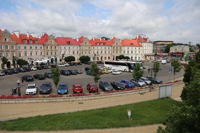 Nieistniejąca już ul. Szeroka przebiegała przez środek dzisiejszego placu Zamkowego 
