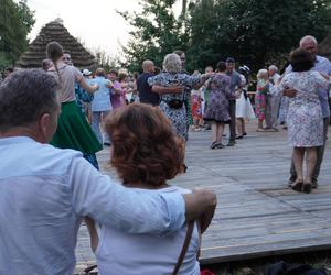 „Tańcowali” na parkiecie w Muzeum Wsi Lubelskiej aż miło było patrzeć! FOTORELACJA z sobotniej potańcówki