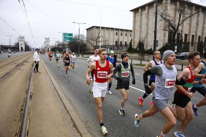 Bieg na Piątkę 2024, Warszawa - zdjęcia. Biegłeś? Szukaj się w galerii!