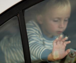 Troje dzieci utknęło w samochodzie. Minuty dzieliły od dramatu