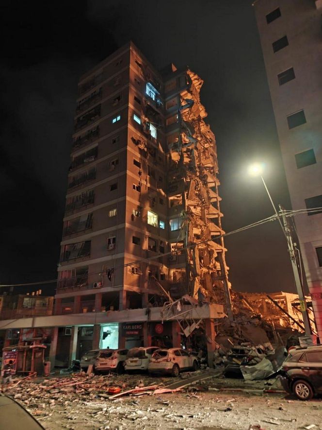 Rakieta trafiła prosto w blok w Izraelu