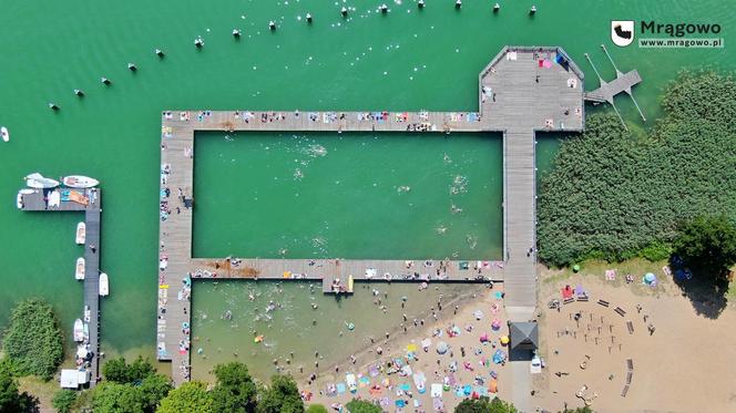 Ogromny pomost i piaszczysta plaża. To miejsce na Mazurach przyciąga tłumy turystów. Zobacz zdjęcia