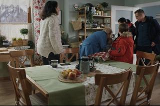 M jak miłość, odcinek 1736: Misiek (Aleksander Bożyk), Kinga (Katarzyna Cichopek), Piotrek (Marcin Mroczek), Marysia (Małgorzata Pieńkowska)