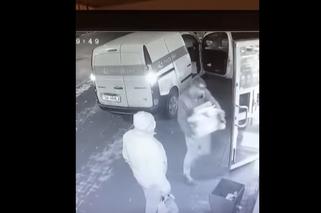 Katowice: Bezczelna kradzież samochodu pocztowego. Złodziej wszedł do auta jak do siebie [WIDEO]