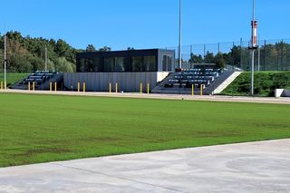 Budowa stadionu w Starachowicach. Murawa już zielona