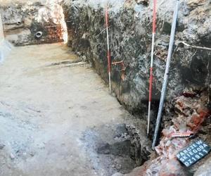 Archeolodzy odkryli fragmenty najstarszej synagogi w Kaliszu - w jej miejscu powstaje teraz hotel