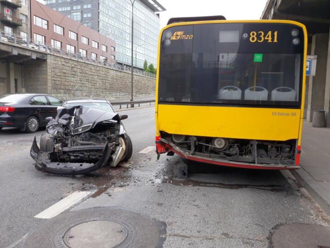 Dwie osobówki i autobus zderzyły się na Trasie Łazienkowskiej. Kierowca uciekł!