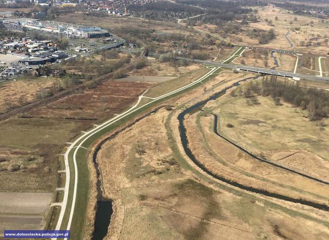 Policyjny śmigłowiec patroluje Wrocław