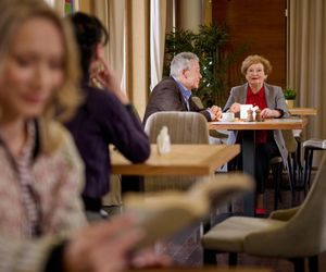 Na Wspólnej odc. 4013. Łucja Agier (Magdalena Kaczmarek), Witold Strzelecki (Roch Siemianowski), Krystyna Agier (Małgorzata Knothe)