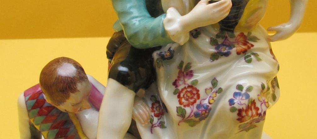 Dwoje kochanków z arlekinem u ich stóp – wczesna (1755-1760) figurka porcelanowa z Furstenberga. Modelował Simon Feilner.