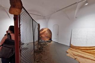 „Schron” Adriana Kolerskiego w Galerii Sztuki im. Jana Tarasina w Kaliszu 