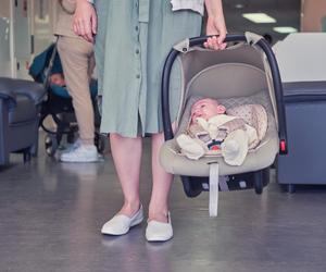 Chciała wyjść ze szpitala z cudzym noworodkiem. Powstrzymała ją pielęgniarka