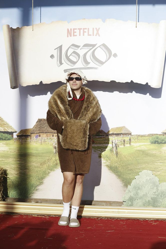 Premiera serialu "1670"! Herman w gorsecie, kwiecista Dębska i Byczkowska w białych majtkach