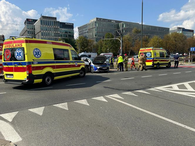 Wypadek radiowozu w Warszawie. Cztery osoby ranne, w tym policjanci