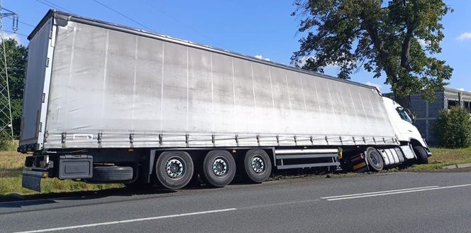 Tragiczny wypadek w Bielanach. Nie żyje kierowca osobówki