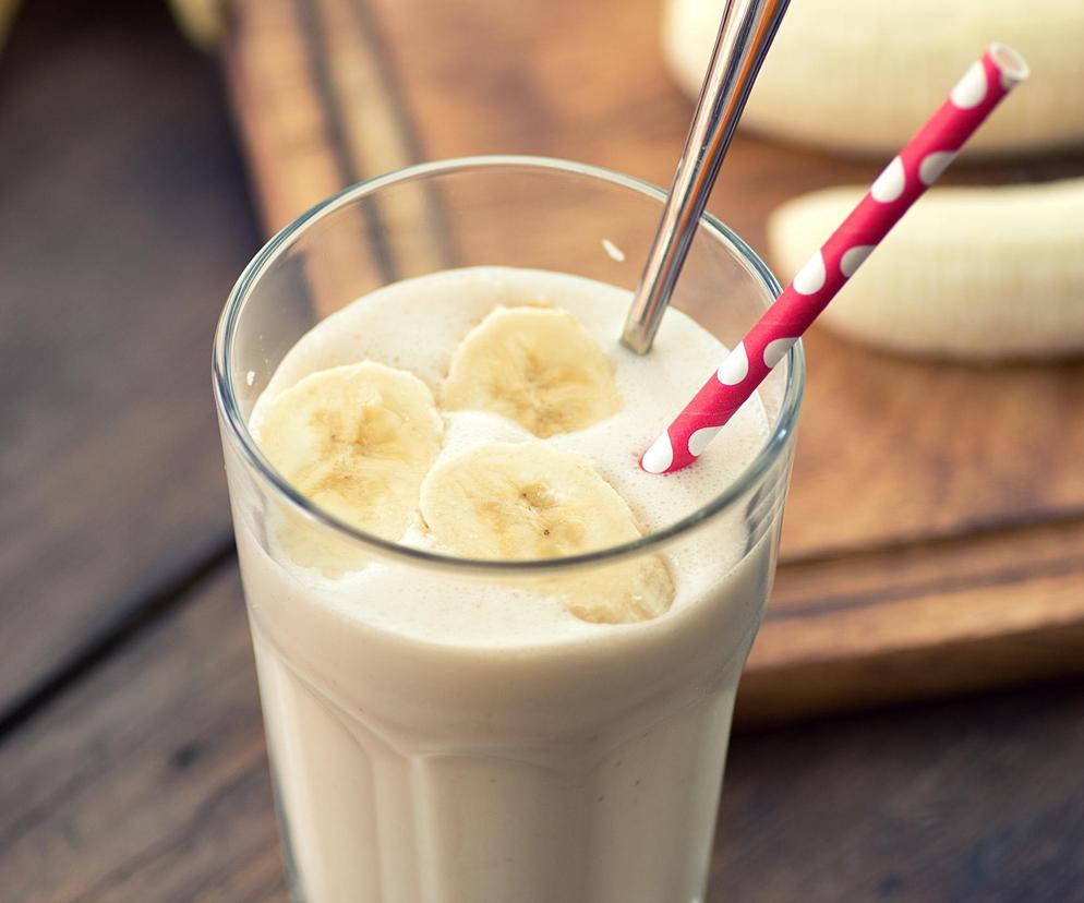 Dodajesz banany do swoich koktajli? Gastroenterolog: to spory błąd