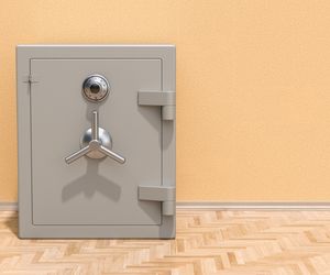 Sejf w domu – gdzie go zamontować? Sposoby, by skutecznie ukryć domowy sejf