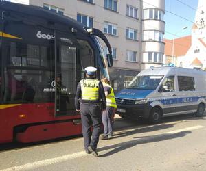 Nagłe zatrzymanie tramwajów przy Piotrkowskiej. Interweniowali ratownicy medyczni