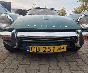 Klasyczna motoryzacja znów zachwyciła Bydgoszcz. „Bydgoskie Klasyki Nocą” przy Torbydzie