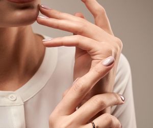 Lniane paznokcie to idealny manicure dla minimalistek