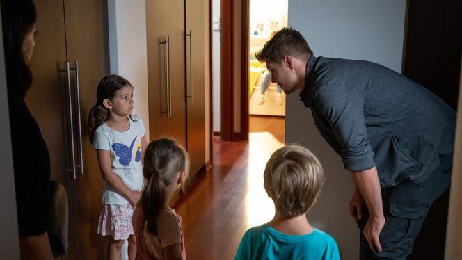 M jak miłość odc. 1551. Marcin (Mikołaj Roznerski), Maja (Laura Jankowska), Szymek (Staś Szczypiński), Amelka (Ninel Kos)