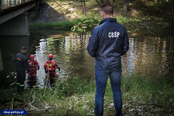 Policja wyłowiła z jeziora skradzione sejfy. Sprawcy przeoczyli kopertę z gotówką