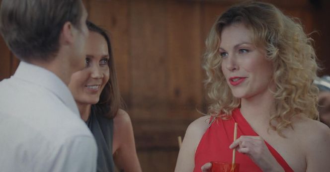 M jak miłość, odcinek 1887. Olek (Maurycy Popiel), Klaudia (Magdalena Dwurzyńska)