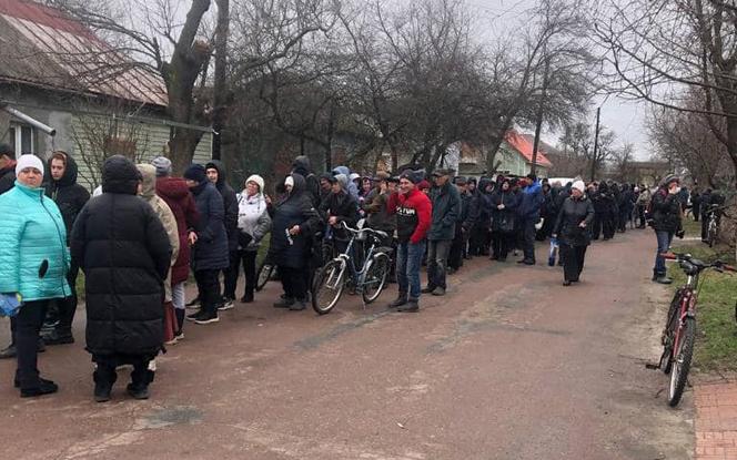 Tłumy Ukraińców stoją w kolejce po psie jedzenie