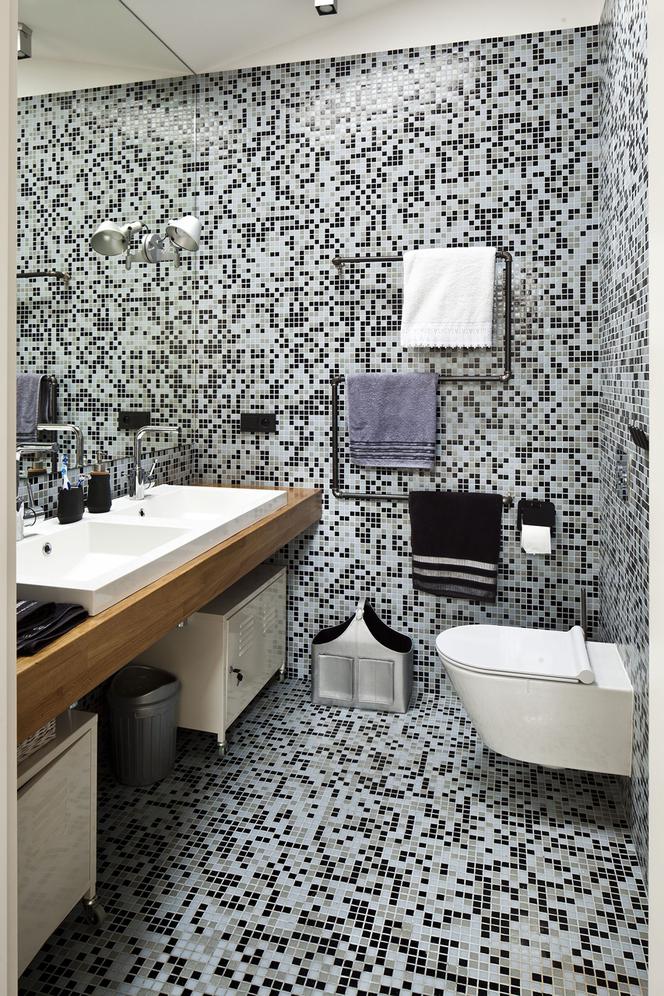 Drobna mozaika płytkami do małej łazienki