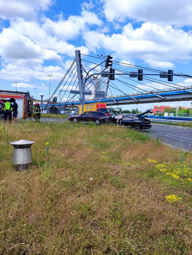 Wypadek na Szosie Lubickiej w Toruniu. Kierowca zignorował czerwone światło