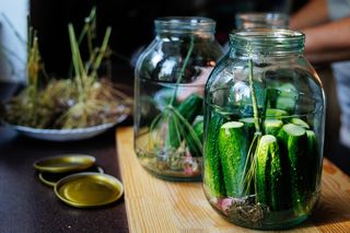 Mój dziadek robi najpyszniejsze ogórki kiszone pod słońcem. Tajemnica jego przepisu tkwi w tym jednym składniku. Są chrupiące i jędrne. Kiszenie ogórków