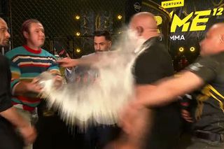 PRIME MMA 12: Obrzydliwe! Natan Marcoń przyniósł urnę i wysypał jej zawartość na Jacka Murańskiego