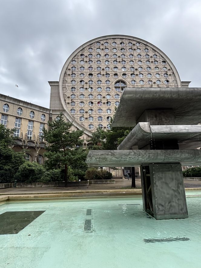 Picasso's Arenas. Budynek mieszkalny położony w Noisy-le-Grand pod Paryżem