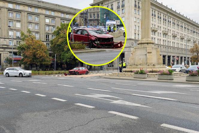 Pijany roztrzaskał się samochodem na pl. Konstytucji. To policjant stołecznej drogówki