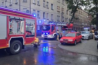 Pożar mieszkania w budynku wielorodzinnym w Mysłowicach. Dwie osoby zostały poszkodowane