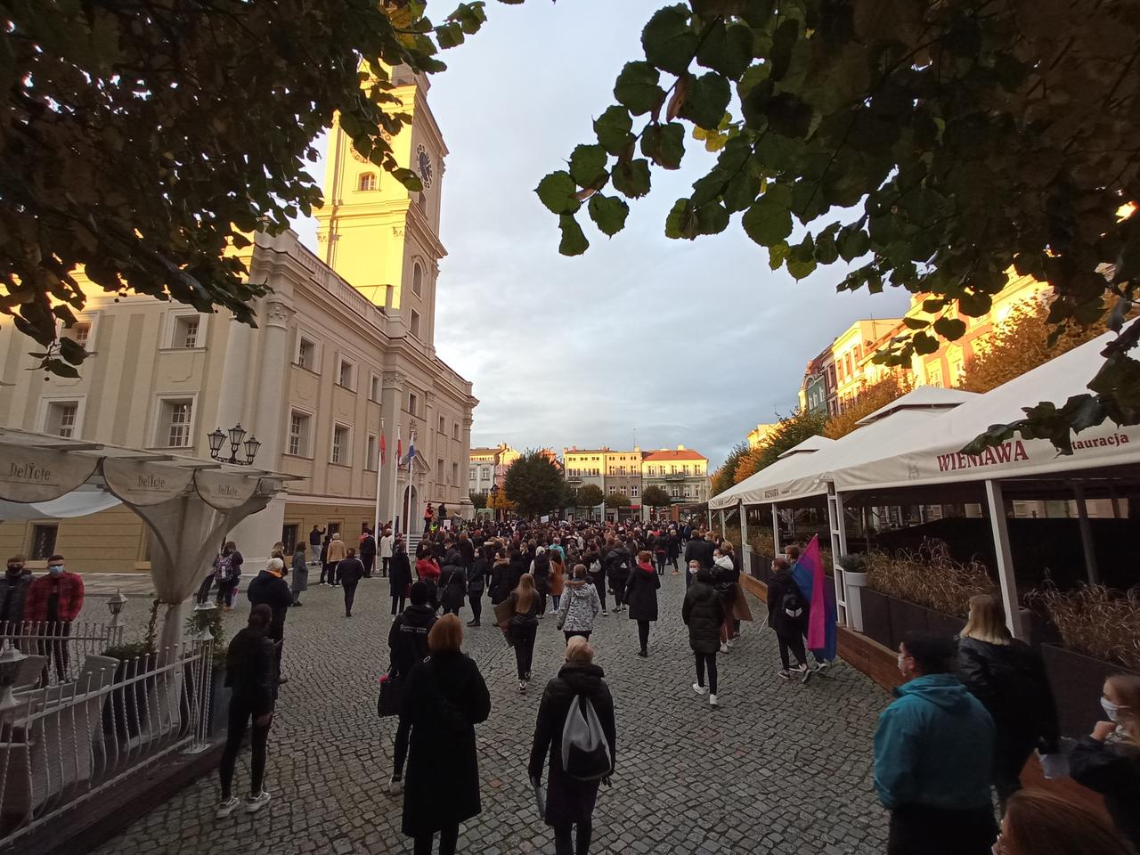 Dzisiaj (04.11) znów odbędzie się Strajk Kobiet w Lesznie. Tym razem bez blokownia ulic