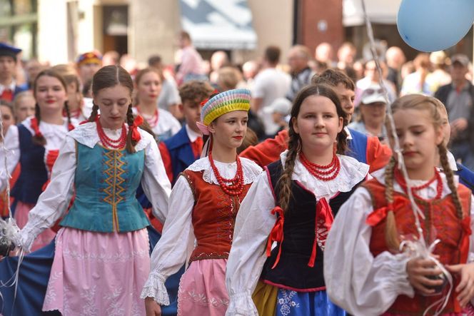 Kolorowa parada na otwarcie Dni Torunia. Przeszła przez serce toruńskiej starówki