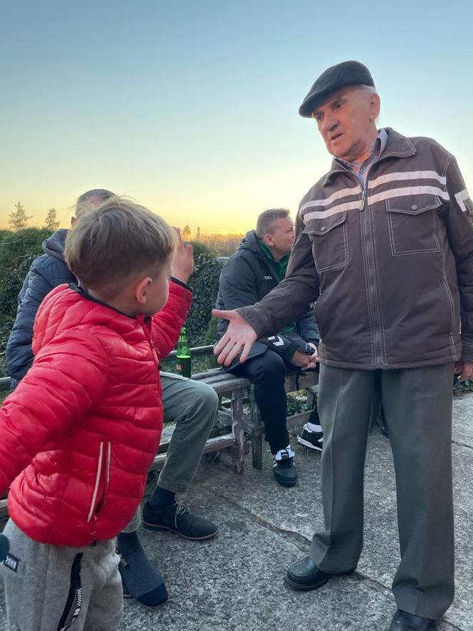 Przychodzi na mecze, choć nie widzi zawodników. Piłka, to całe moje życie. Ta historia chwyta za serce