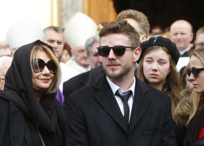 Rodzina na pogrzebie Pawła Królikowskiego