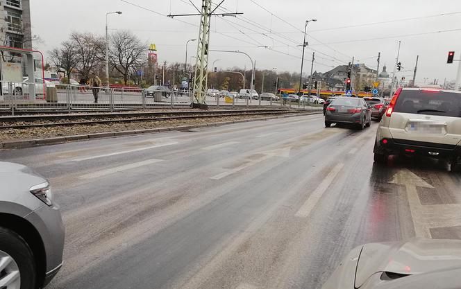 Przed Rondem Zgrupowania AK Radosław rozlała się substancja ropopochodna